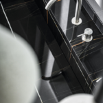S010ar-um-sahara-noir-close-up-amb38-shiny-bathroom